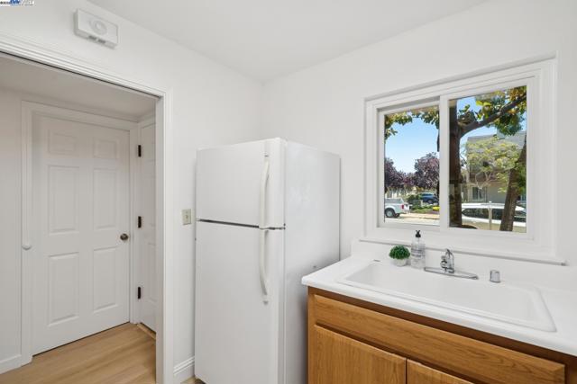 1105 Fontana Dr, Alameda CA: https://media.crmls.org/mediaz/6b610afa-5e60-4de5-a029-8d47b11bec1e.jpg