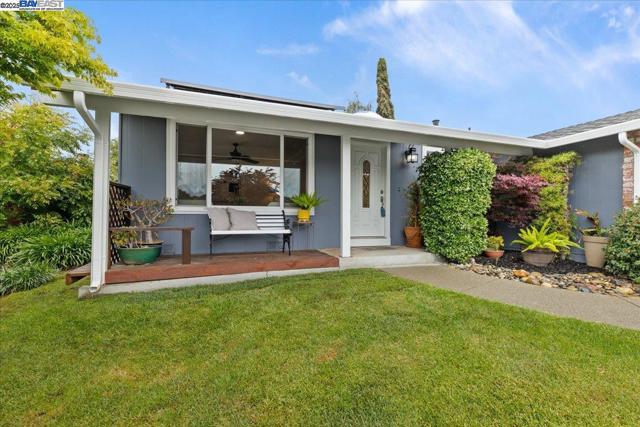 34264 Atteridge Pl, Fremont CA: https://media.crmls.org/mediaz/6b616997-03db-42b6-8a39-e381a71d9c15.jpg
