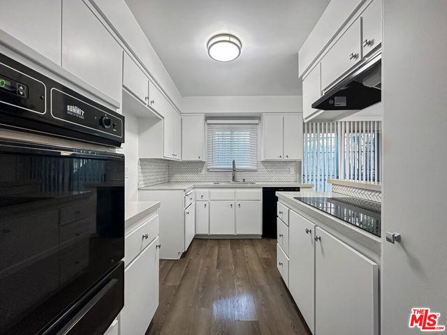 817 E Nutwood Street, Inglewood CA: https://media.crmls.org/mediaz/6b617aa1-a36a-4f91-bfea-98bc156b8500.jpg