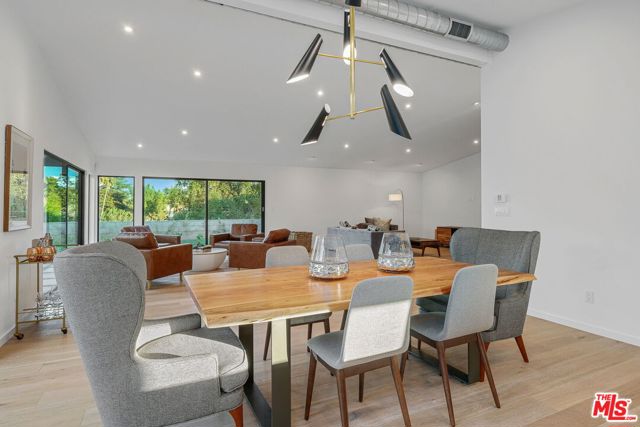 8400 Edwin Drive, Los Angeles CA: https://media.crmls.org/mediaz/6b61b9e4-47f6-4b17-8c09-cc6d1a9ad259.jpg