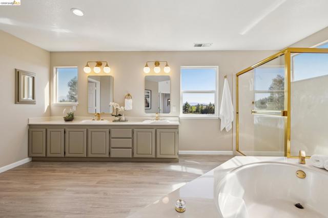 2004 Fries Ct, Martinez CA: https://media.crmls.org/mediaz/6b61f945-79e1-41ac-a6a2-ff0445aab0e9.jpg