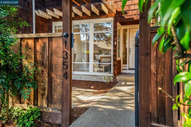 1354 Walden Rd, Walnut Creek CA: https://media.crmls.org/mediaz/6b620d55-fa0e-4f78-be91-683eec52751d.jpg