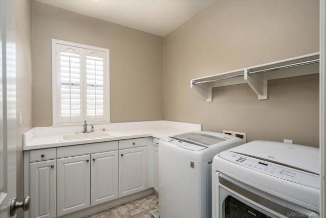 35056 Knollview Ct, Winchester CA: https://media.crmls.org/mediaz/6b629525-99ee-47d2-bd1e-61269f1960cb.jpg