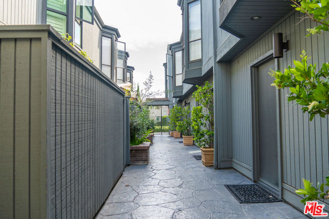 880 Hilldale Avenue, West Hollywood CA: https://media.crmls.org/mediaz/6b634a34-113a-4ac9-a443-5feba610c5d3.jpg