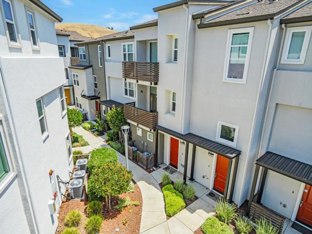 211 Spire, Fremont CA: https://media.crmls.org/mediaz/6b635111-1fd5-4a3a-b641-4e51da544ed2.jpg