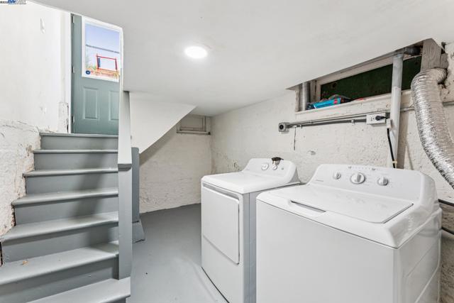 2734 Macarthur Blvd, Oakland CA: https://media.crmls.org/mediaz/6b642071-9920-424d-b594-a45a6feafca2.jpg