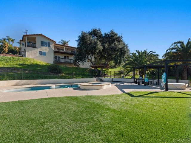 2230 Calle Dos Lomas, Fallbrook CA: https://media.crmls.org/mediaz/6b65583c-9169-4005-98e9-4d0469f0f023.jpg