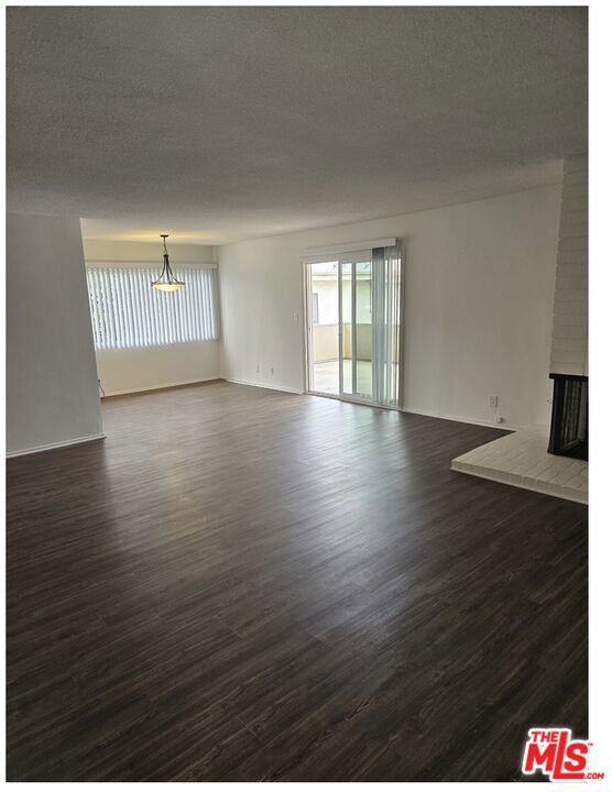 11924 Montana Avenue, Los Angeles CA: https://media.crmls.org/mediaz/6b65e62e-98c9-48ea-9357-67e39516fb9a.jpg