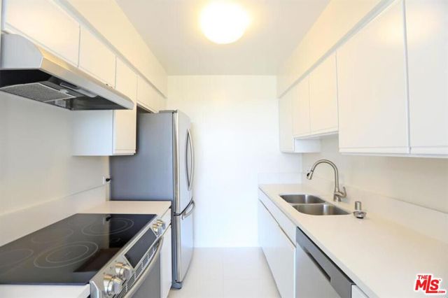 201 Ocean Avenue, Santa Monica CA: https://media.crmls.org/mediaz/6b66519f-ee6d-46cc-9aef-3e2d81f31072.jpg