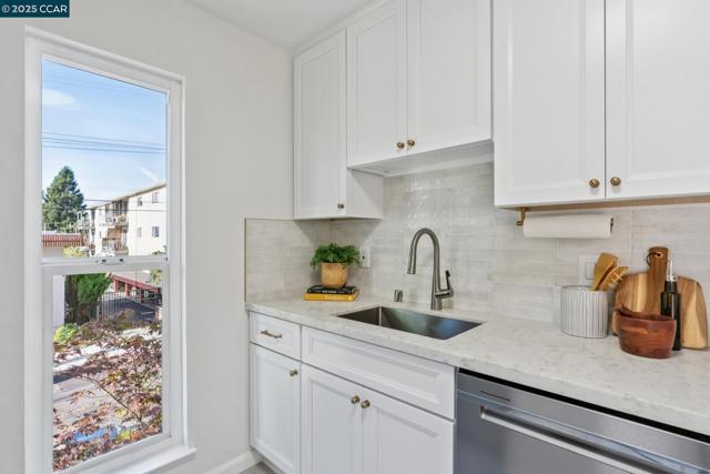 500 Vernon, Oakland CA: https://media.crmls.org/mediaz/6b66a360-6046-48c6-87c8-cf1c59567d00.jpg