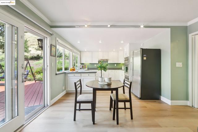 2353 Benham Ct, Walnut Creek CA: https://media.crmls.org/mediaz/6b66aeda-d773-4ad4-9f1f-36faa9d5fdb2.jpg