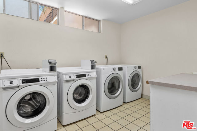 1885 Veteran Avenue, Los Angeles CA: https://media.crmls.org/mediaz/6b66f1af-7304-4a64-9511-f5b9d7603fe1.jpg