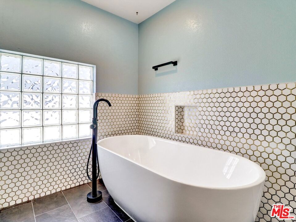 https://media.crmls.org/mediaz/6b6772c7-f31e-4b7d-a590-5b751c89e514.jpg?preset=X-Large