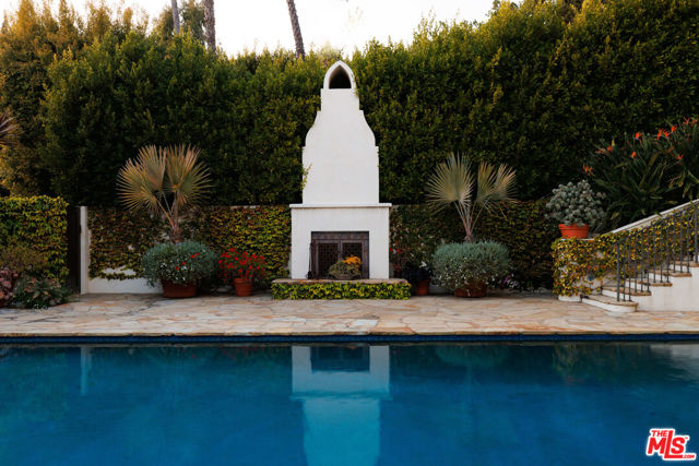 2400 Inverness Avenue, Los Angeles CA: https://media.crmls.org/mediaz/6b67d077-e67e-420d-829b-9e3e52f8505c.jpg