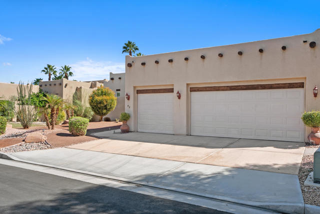 42 Marricopa Court, Palm Desert CA: https://media.crmls.org/mediaz/6b683bf7-04e6-46fb-ade2-8e8b6295e31c.jpg
