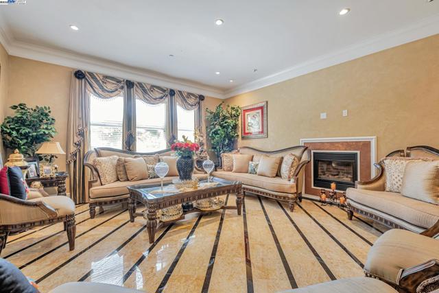 190 Pickering Ave, Fremont CA: https://media.crmls.org/mediaz/6b6a26f8-6aed-45ae-80ce-4b1cf219847e.jpg