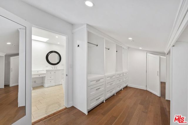 400 Chautauqua Boulevard, Pacific Palisades CA: https://media.crmls.org/mediaz/6b6a831f-291a-4097-94aa-b3d94719a238.jpg