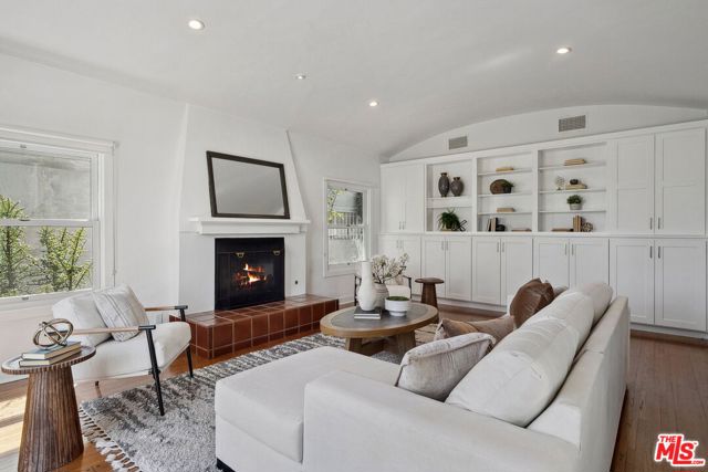149 S Wetherly Drive, Beverly Hills CA: https://media.crmls.org/mediaz/6b6a8759-c88b-4405-a5fa-92de793f7e6a.jpg
