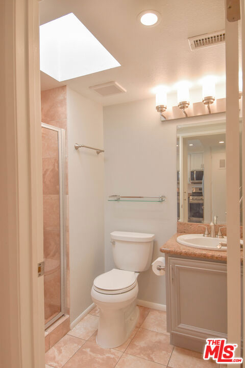 12530 Venice Boulevard, Los Angeles CA: https://media.crmls.org/mediaz/6b6b3646-8d10-402a-939b-4db19b31d4e3.jpg