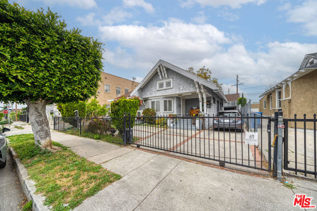 2905 W 14th Street, Los Angeles CA: https://media.crmls.org/mediaz/6b6b7129-49c5-402b-b44e-ce5699978ce5.jpg