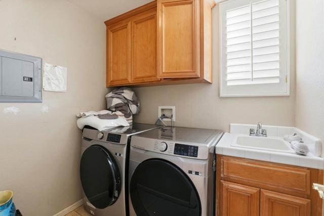 946 Martiri Court, Gilroy CA: https://media.crmls.org/mediaz/6b6b7afd-6dfb-4d23-b3c3-b2b23c74a5e7.jpg