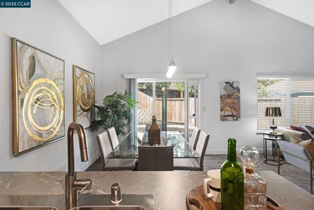 2140 Eastview Pl, Martinez CA: https://media.crmls.org/mediaz/6b6bf572-9171-48fa-867d-a9a657217059.jpg
