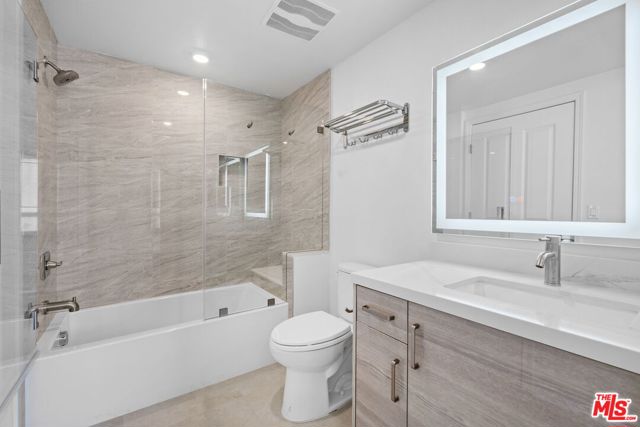 5245 Santa Monica Boulevard, Los Angeles CA: https://media.crmls.org/mediaz/6b6c3039-c870-4087-9146-5e04351390ec.jpg