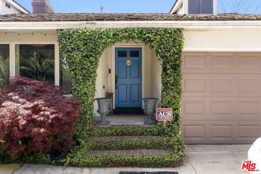 10530 Moorpark Street, Toluca Lake, CA 91602