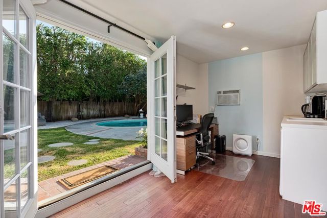 4219 Saugus Avenue, Sherman Oaks CA: https://media.crmls.org/mediaz/6b6d59dc-41cc-4360-bf2c-6edea55a8a69.jpg