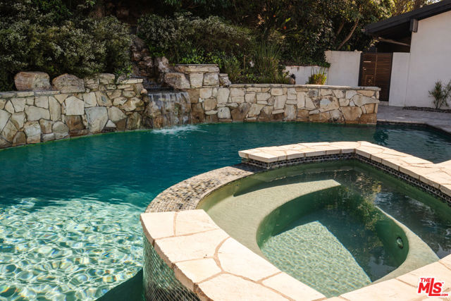 4 Buckboard Lane, Rolling Hills CA: https://media.crmls.org/mediaz/6b6e90c7-25ba-4ef8-9083-727162d2860c.jpg