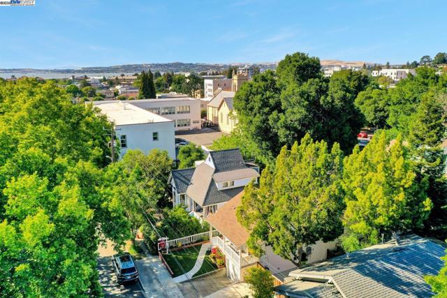 1215 Castro St, Martinez CA: https://media.crmls.org/mediaz/6b6f5f14-896d-47c4-980c-ae91a0328c9c.jpg