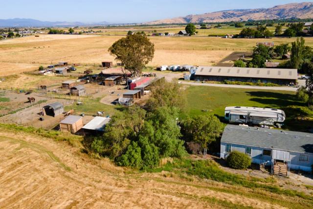 6200 Frye Lane, Hollister CA: https://media.crmls.org/mediaz/6b6fb726-667a-4741-a45b-a5167b3b6ed6.jpg