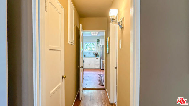 752 Country Club Drive, Burbank CA: https://media.crmls.org/mediaz/6b702b99-50a2-468f-9720-0e7d66c88d33.jpg