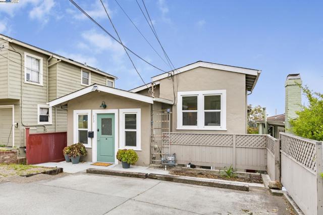 812 Washington Ave, Albany CA: https://media.crmls.org/mediaz/6b71366f-3444-4f76-ab76-7d28ddda7bf0.jpg