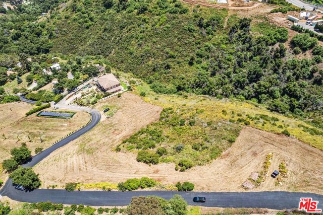 1 Via Acero Street, Malibu CA: https://media.crmls.org/mediaz/6b71c637-76c5-483d-8822-5284ac0663ec.jpg