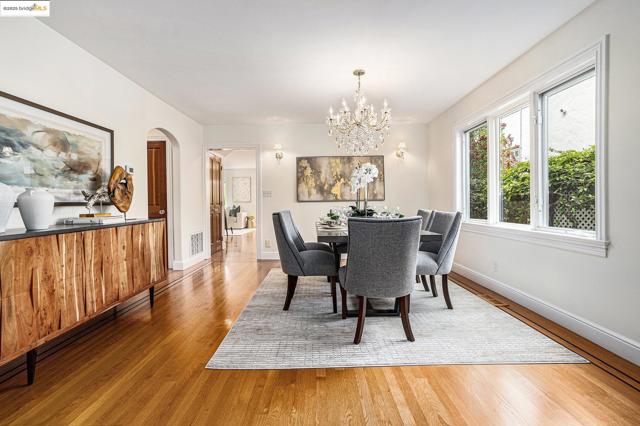 1415 Vancouver Ave, Burlingame CA: https://media.crmls.org/mediaz/6b71dc37-49ad-4fa7-b13a-49dc0629184a.jpg