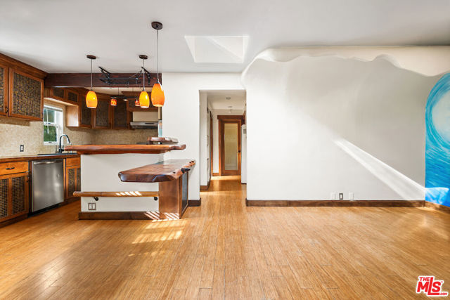 667 Santa Clara Avenue, Venice CA: https://media.crmls.org/mediaz/6b7242b0-5110-4603-ab94-59c80dcceefd.jpg