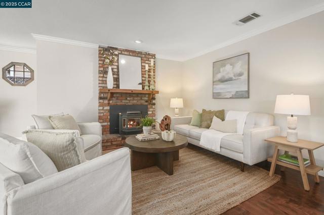 940 Lexington Pl, San Ramon CA: https://media.crmls.org/mediaz/6b7364b4-f639-42ce-9fff-f8e261f7b435.jpg