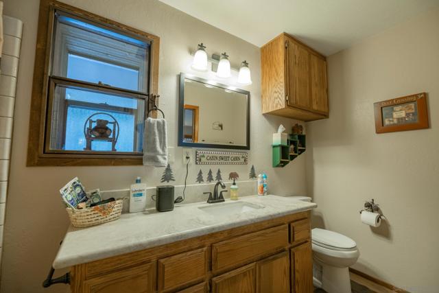 39470 Lake Dr, Big Bear CA: https://media.crmls.org/mediaz/6b73b5e7-2d97-42f6-951d-f7439909f701.jpg