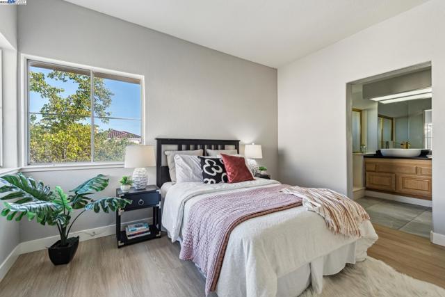 121 Jervis Bay, Alameda CA: https://media.crmls.org/mediaz/6b74477f-4b9e-476e-9112-ba1f1c2771e0.jpg