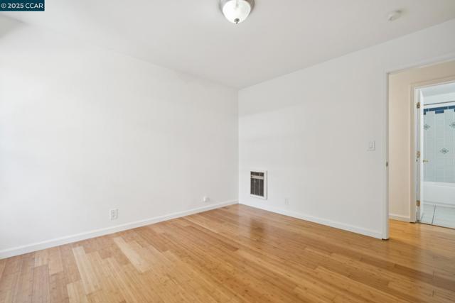 150 Pearl St, Oakland CA: https://media.crmls.org/mediaz/6b74803d-799c-4a21-80b9-7706c517b392.jpg