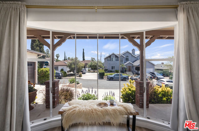 1142 Arbor Dell Road, Los Angeles CA: https://media.crmls.org/mediaz/6b75c935-af91-4f3a-8788-39105c4f9788.jpg