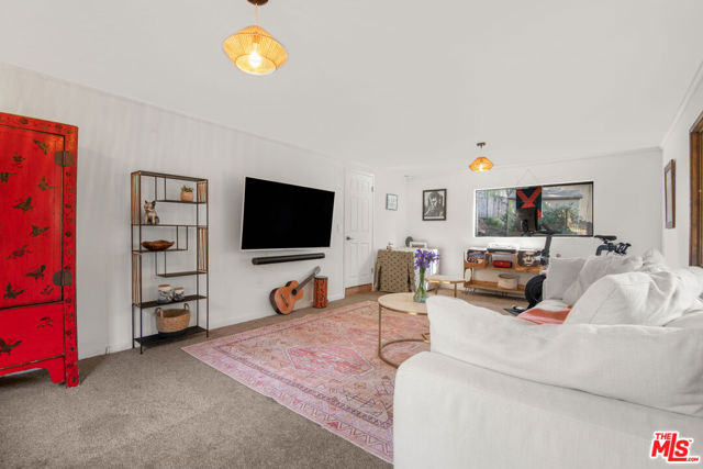 886 Camino Colibri, Calabasas CA: https://media.crmls.org/mediaz/6b7651a6-1110-467c-98cf-da0a28b1f77a.jpg
