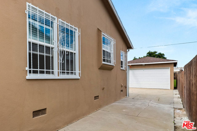 3961 W 64th Street, Los Angeles CA: https://media.crmls.org/mediaz/6b76b10a-e28a-4e22-9b3e-4abff28cd648.jpg