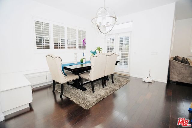 9009 S Calvin Way, Inglewood CA: https://media.crmls.org/mediaz/6b76b8d3-b744-443a-8bdf-856a231ef329.jpg