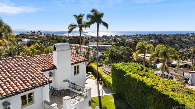 6692 La Jolla Scenic Dr S, La Jolla CA: https://media.crmls.org/mediaz/6b798d71-adde-490c-8866-d6b537678f9f.jpg