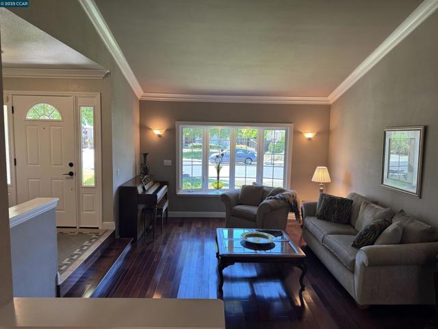 898 Luxury Dr, Concord CA: https://media.crmls.org/mediaz/6b7a873a-a764-4b89-a8ce-22a099f9ce9f.jpg