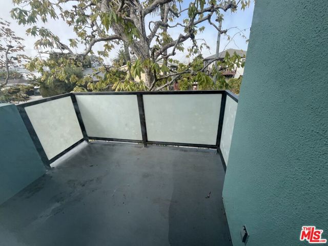 320 Indiana Avenue, Venice CA: https://media.crmls.org/mediaz/6b7ae303-a2f3-4457-ae3e-e9266973e902.jpg