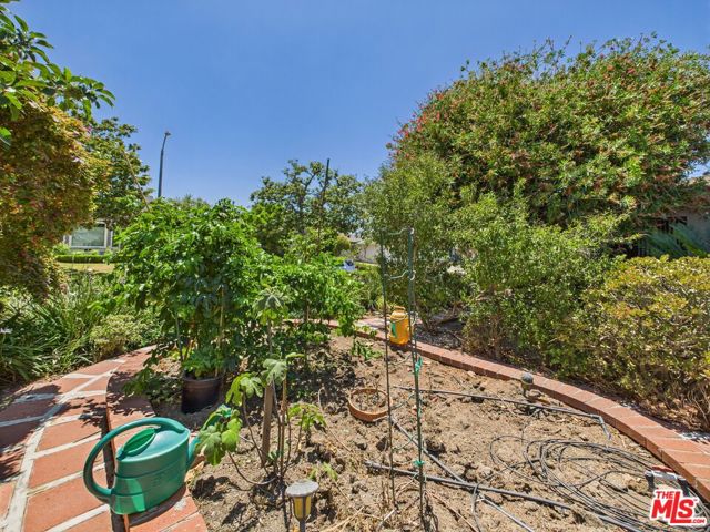 7449 Kentwood Avenue, Los Angeles CA: https://media.crmls.org/mediaz/6b7b18b2-4e83-427d-bd80-fcdbc5c83458.jpg