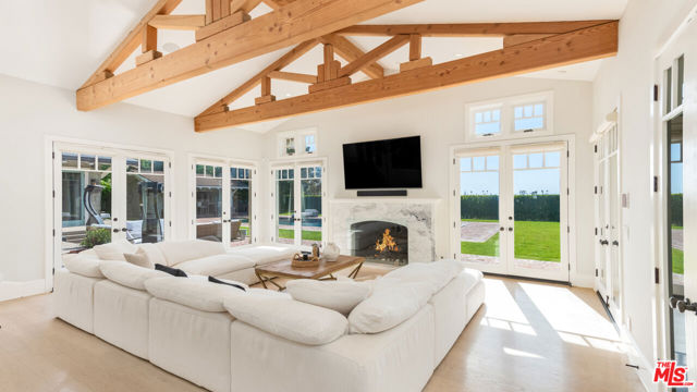 6815 Dume Drive, Malibu CA: https://media.crmls.org/mediaz/6b7bf127-4ab4-420f-887d-ad9a40e10603.jpg